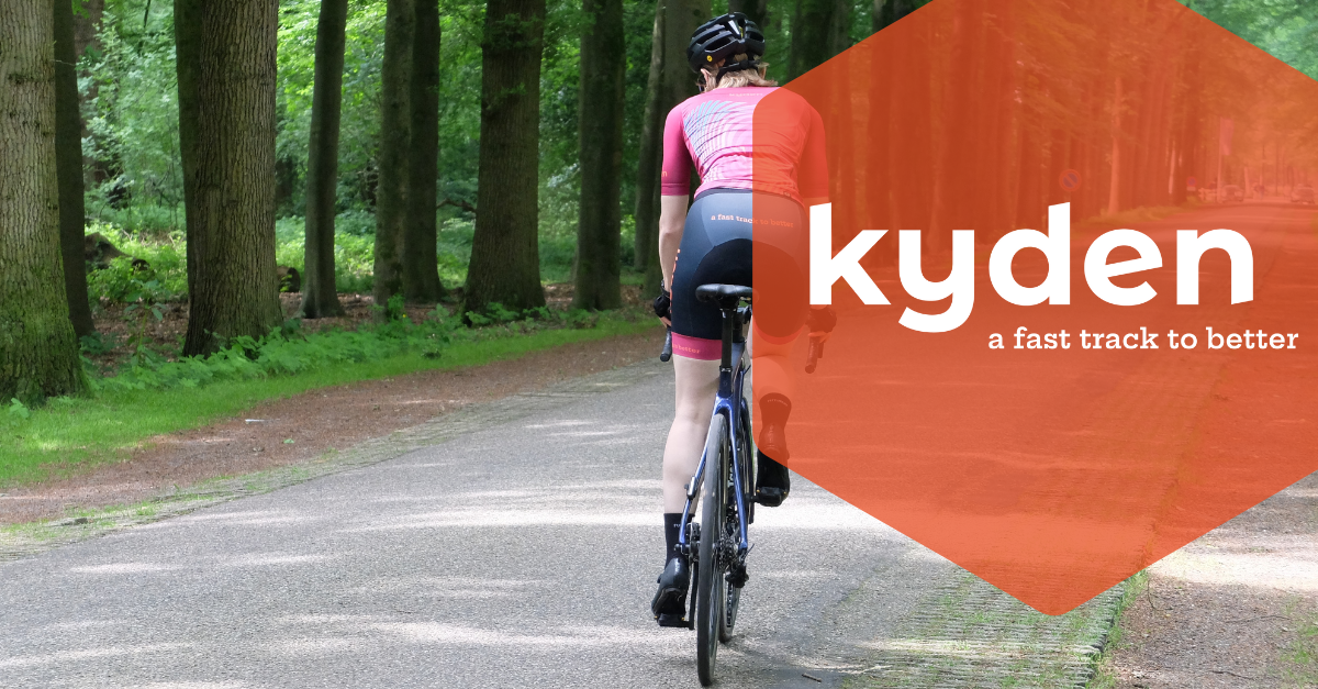Roos Walstock fietsend voor Kyden